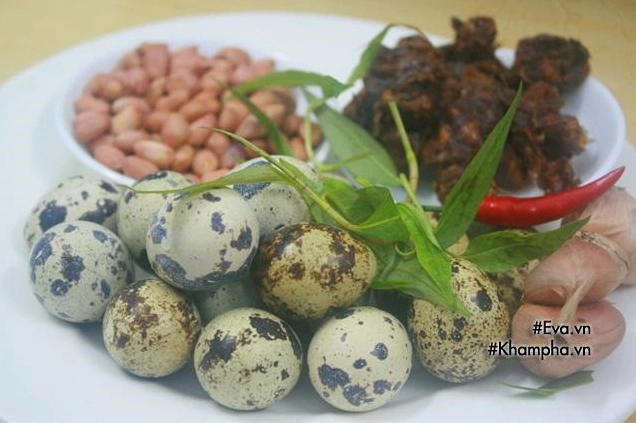 Các nguyên liệu đặc trưng làm món chim cút xào me bao gồm me rang lạc và ớt