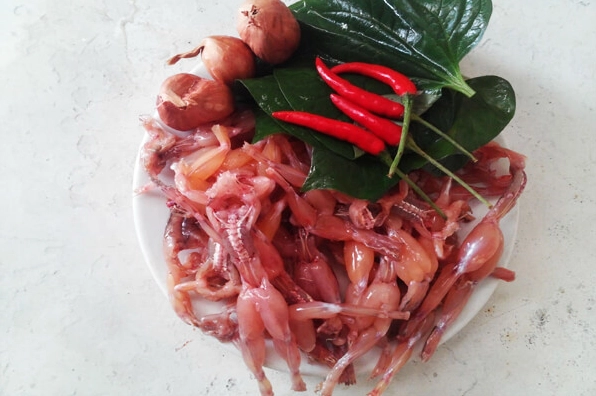 Các nguyên liệu làm chả nhái gồm thịt nhái thịt băm và gia vị