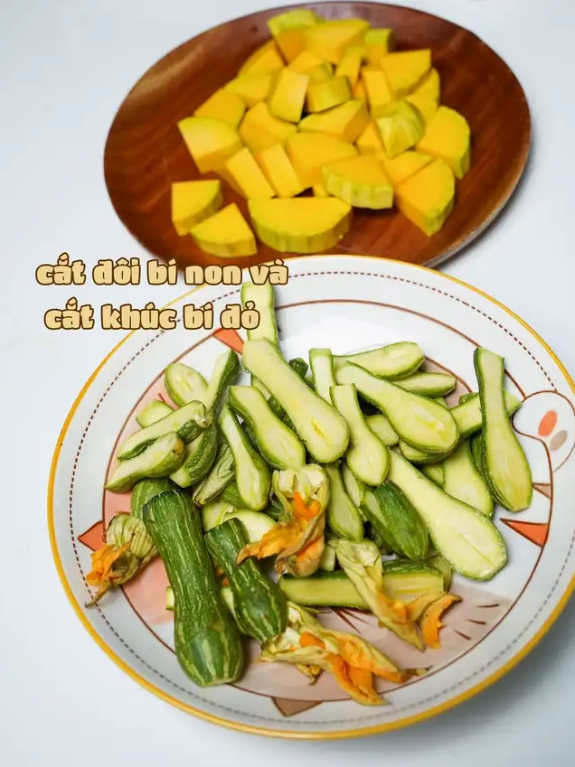 Các nguyên liệu làm món bí đỏ xào tỏi được chuẩn bị sẵn sàng