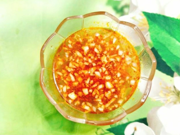 Các nguyên liệu làm nem rán được sơ chế sạch sẽ và thái nhỏ