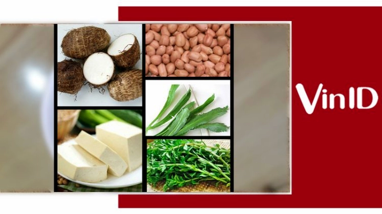 Các nguyên liệu nấu canh khoai sọ được sắp xếp gọn gàng trên bàn bếp