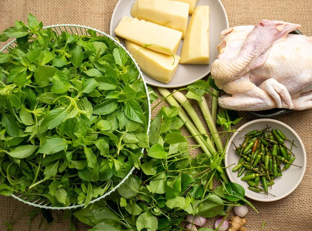 Các nguyên liệu tươi ngon cần thiết để nấu lẩu gà lá é