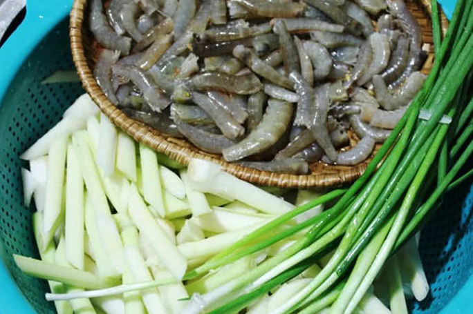 Các nguyên liệu tươi ngon chuẩn bị cho món gỏi bồn bồn tôm thịt