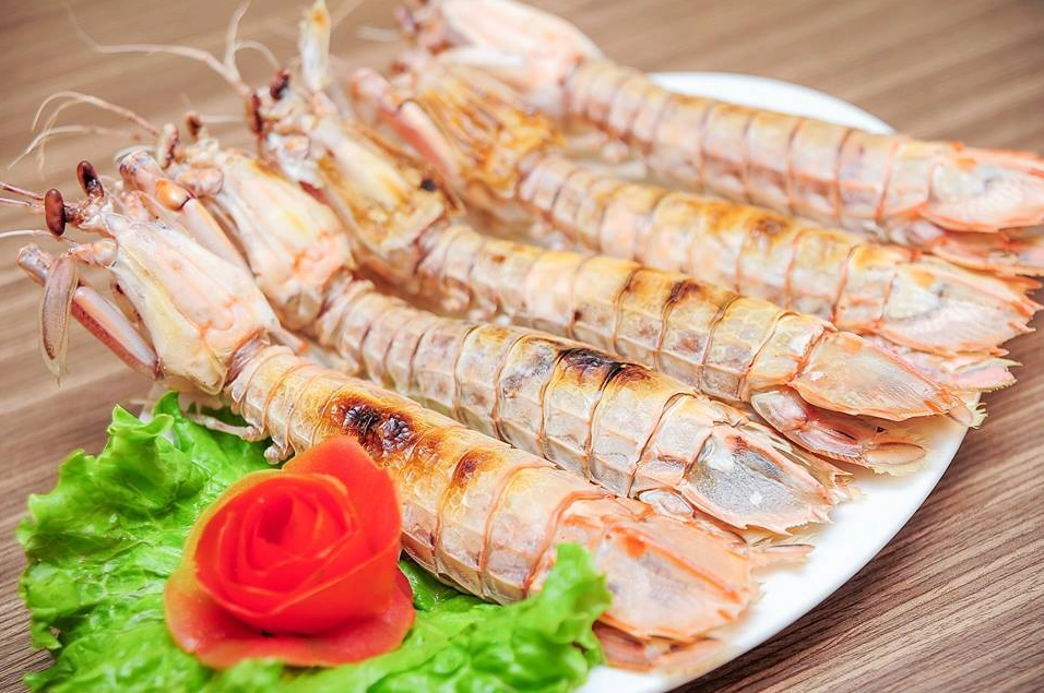 Các nguyên liệu tươi ngon chuẩn bị cho món tôm rang muối