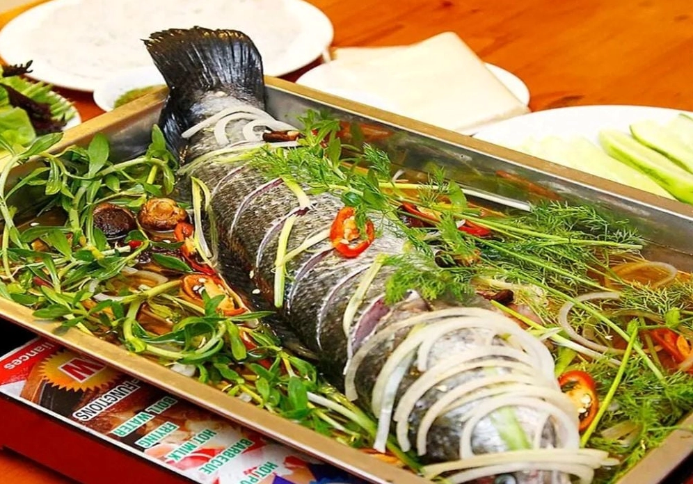 Các nguyên liệu tươi ngon được chuẩn bị sẵn sàng để làm món cá lóc hấp
