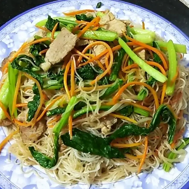 Cách làm bún bò xào thịt lợn thơm ngon đơn giản đổi vị cuối tuần