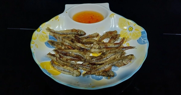 Cách làm cá cơm lăn bột chiên giòn thơm ngon cực hao cơm