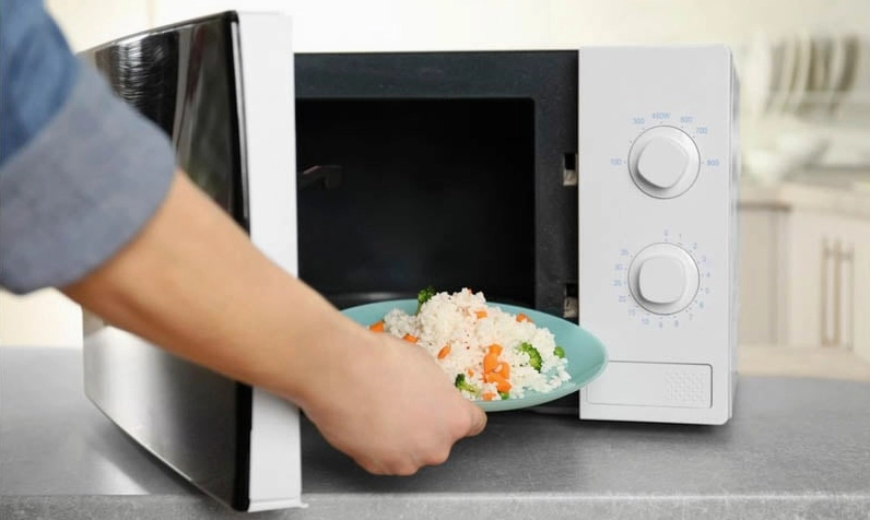 Cách làm cơm bớt nhão bằng lò vi sóng rất tiện lợi