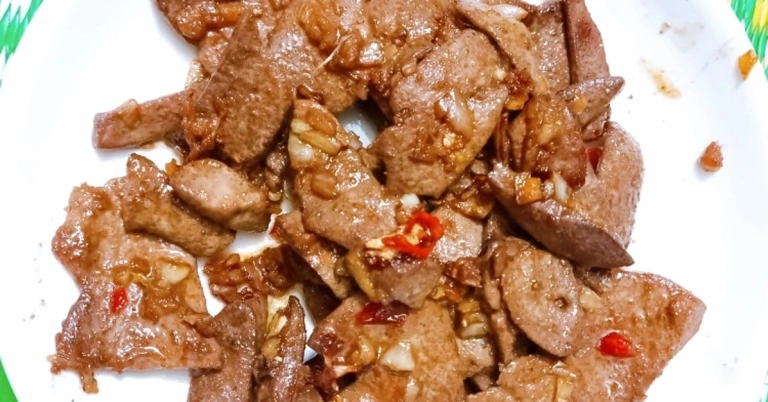 Cách làm gan lợn xào tỏi mềm thơm ngon đậm đà không bị khô tanh