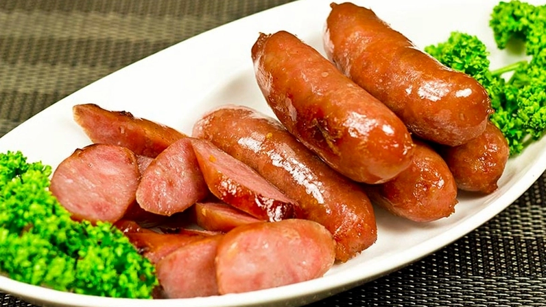 Cách làm lạp xưởng thơm ngon không phải ai cũng biết bước 3 nhồi thịt vào ruột lợn