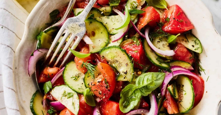 Cách làm salad dưa chuột cà chua giòn ngon thanh mát giải nhiệt 2026