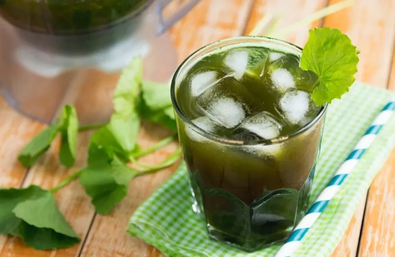 Cách làm sinh tố rau má và rau má đậu xanh ngon bằng náy xay sinh tố 1