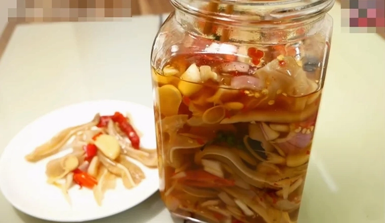 Cách làm tai heo ngâm mắm chua ngọt giòn sần sật cực hao cơm