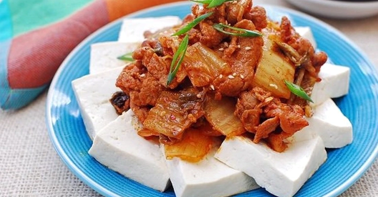 Cách làm thịt heo xào kim chi chua cay Hàn Quốc cực hao cơm