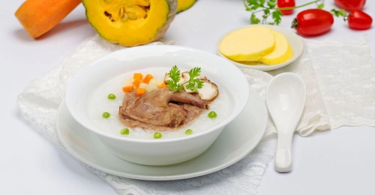 Cách nấu súp chim bồ câu cho bé tẩm bổ thơm ngon sánh mịn