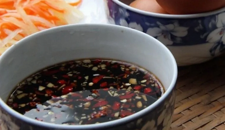 Cách pha nước tương tỏi ớt ngon đúng điệu cho bữa cơm gia đình