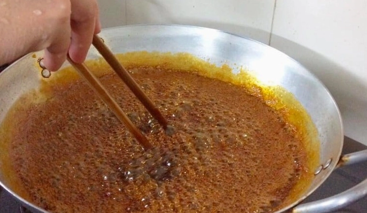 Cách thắng nước màu trên chảo chống dính đun lửa nhỏ để đường tan từ từ không bị khét