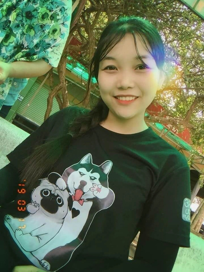 Cận cảnh miếng gà nướng kẹp phô mai kéo sợi béo ngậy
