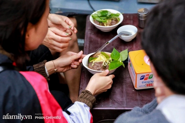 Cận cảnh nồi canh măng chua nấu cùng tiết lợn thơm lừng