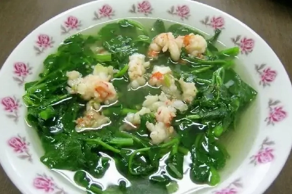 Cận cảnh tô canh rau cải bẹ xanh nấu tôm thơm lừng ngọt nước