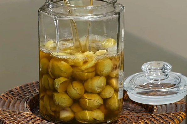 Cạo vỏ sấu và ngâm vào nước muối loãng