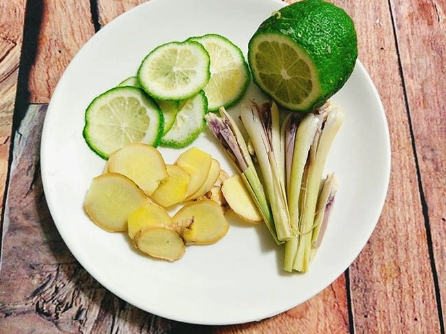 Cắt lát chanh sả tươi chuẩn bị pha trà
