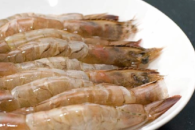 Cắt râu và rút chỉ lưng tôm tươi