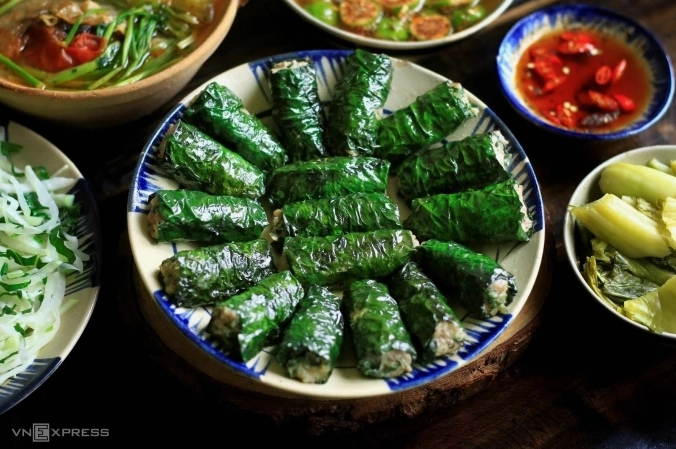 Chả lá lốt giữ màu xanh đẹp mắt sau khi rán