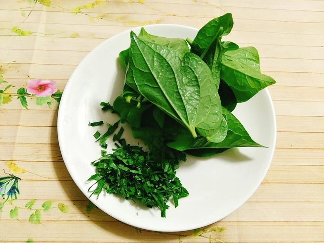 Chả nhái chiên vàng giòn ăn cùng bún ốc đặc sản Khương Thượng