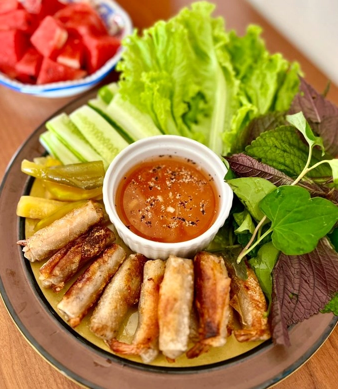 Chả ram tôm đất cuốn rau sống vô cùng hấp dẫn