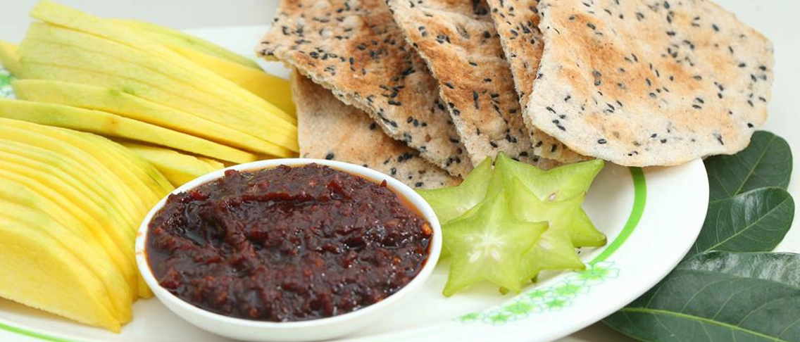 Chén mắm ruốc chấm xoài sánh mịn hấp dẫn