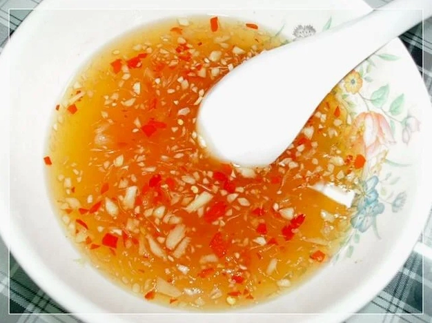 Chén nước mắm ăn bánh bột lọc màu sắc hấp dẫn với tỏi ớt băm nhuyễn
