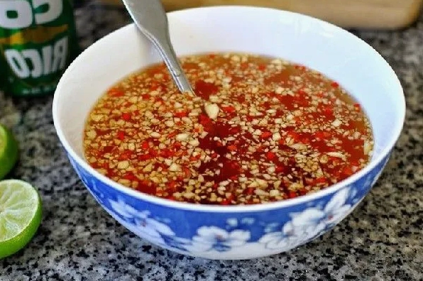 Chén nước mắm chay chua ngọt đậm đà hài hòa hương vị màu sắc bắt mắt