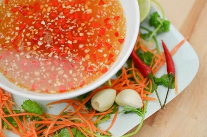 Chén nước mắm chay chua ngọt thanh đạm cho bữa ăn thuần chay thêm phần hấp dẫn