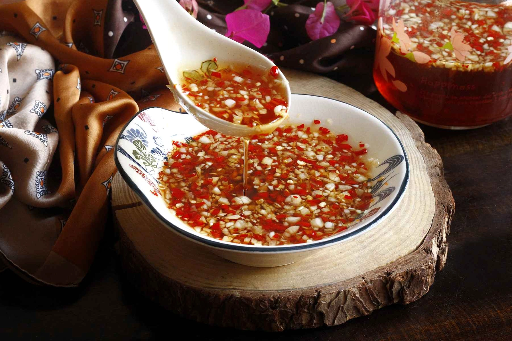 Chén nước mắm chua ngọt truyền thống với màu sắc bắt mắt tỏi ớt nổi đều