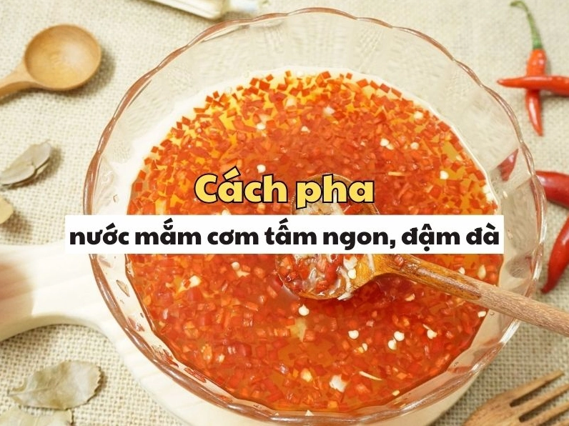 Chén nước mắm cơm tấm thành phẩm sóng sánh với tỏi ớt nổi đều trên bề mặt