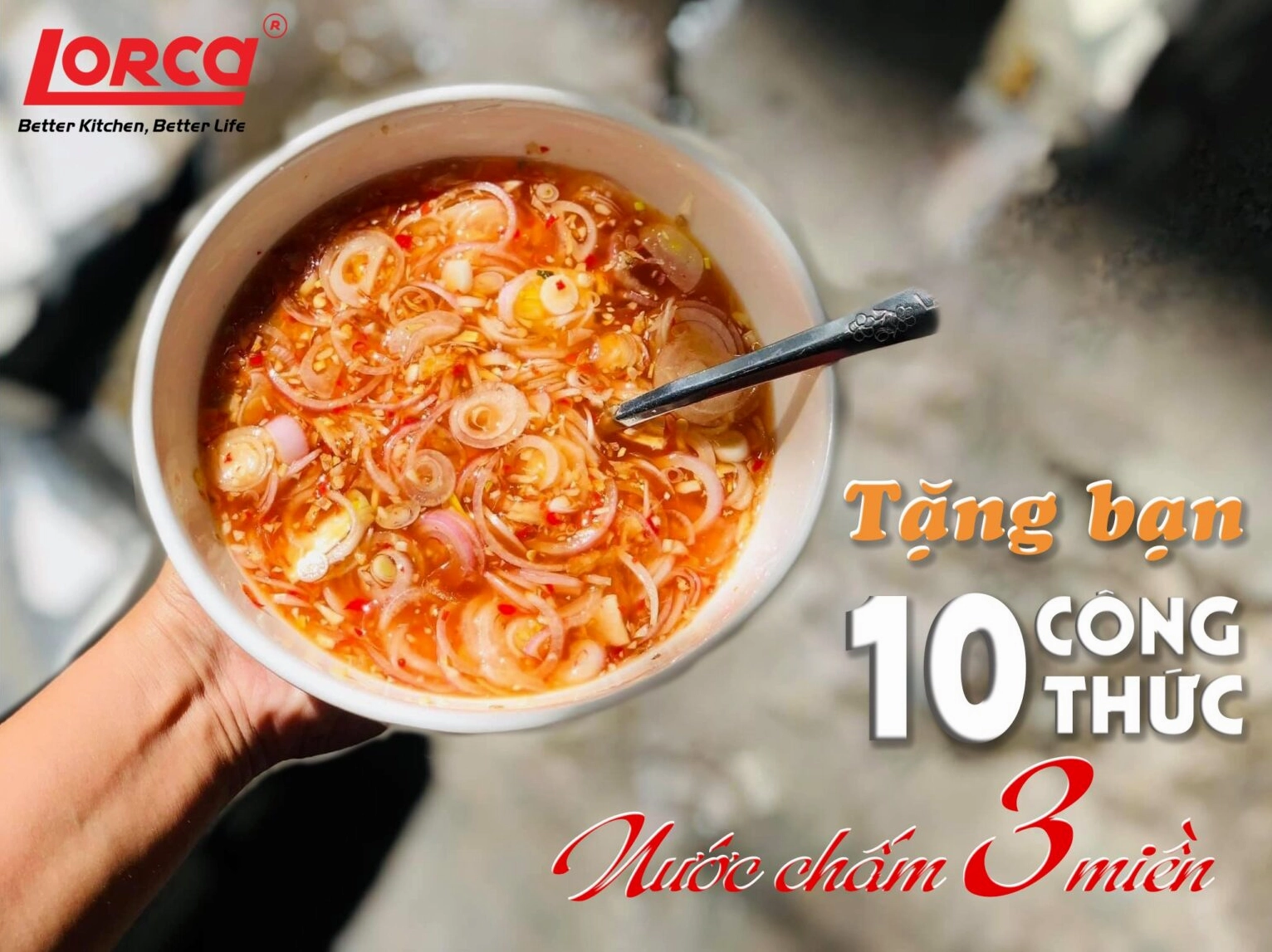 Chén nước mắm ớt đậm đà dùng để chấm tôm nhúng lẩu