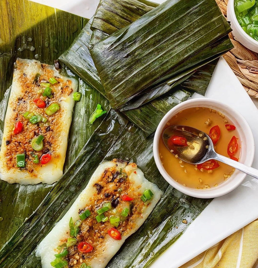 Chén nước mắm tỏi ớt màu đỏ cam bắt mắt ăn kèm bánh nậm