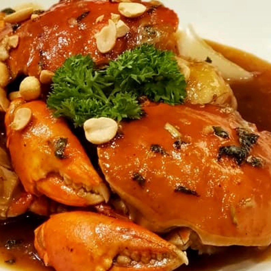 Chén sốt me cay chua ngọt màu nâu đỏ sền sệt hấp dẫn