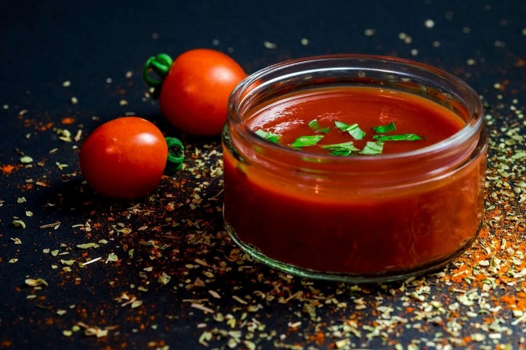 Chén xốt cà chua tươi đỏ au sánh mịn vô cùng bắt mắt