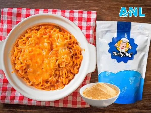 Chén xốt phô mai cay sánh mịn óng ả sẵn sàng để thưởng thức