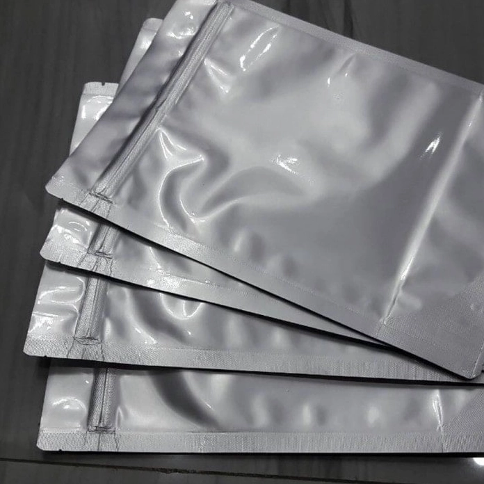 Chia nhỏ nước cốt dừa vào túi zip để tiện lợi khi sử dụng và bảo quản
