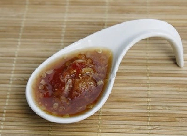Chiên cá hố ngập dầu trên chảo đến khi vàng đều hai mặt