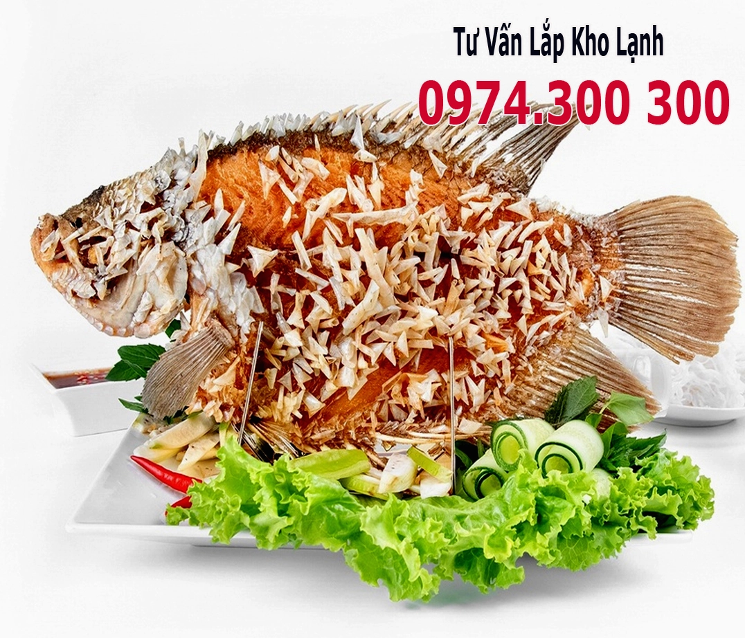 Chiên cá ngập dầu trên lửa vừa để lớp vỏ ngoài giòn xù vàng ươm đẹp mắt