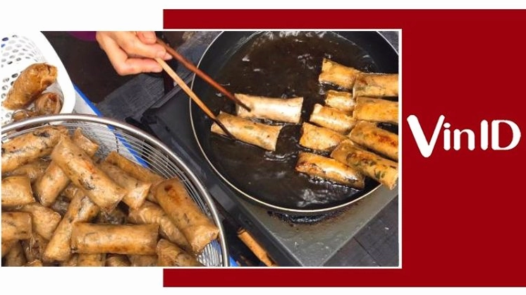 Chiên chả giò ngập dầu trong chảo để đạt độ giòn rụm
