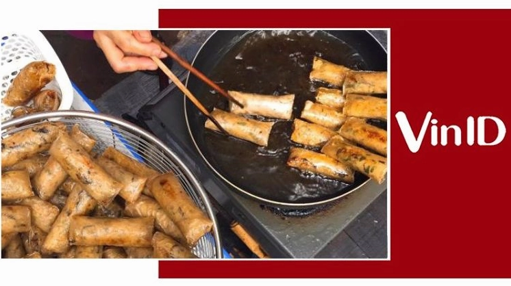 Chiên chả giò ngập dầu trong chảo để lớp vỏ vàng giòn