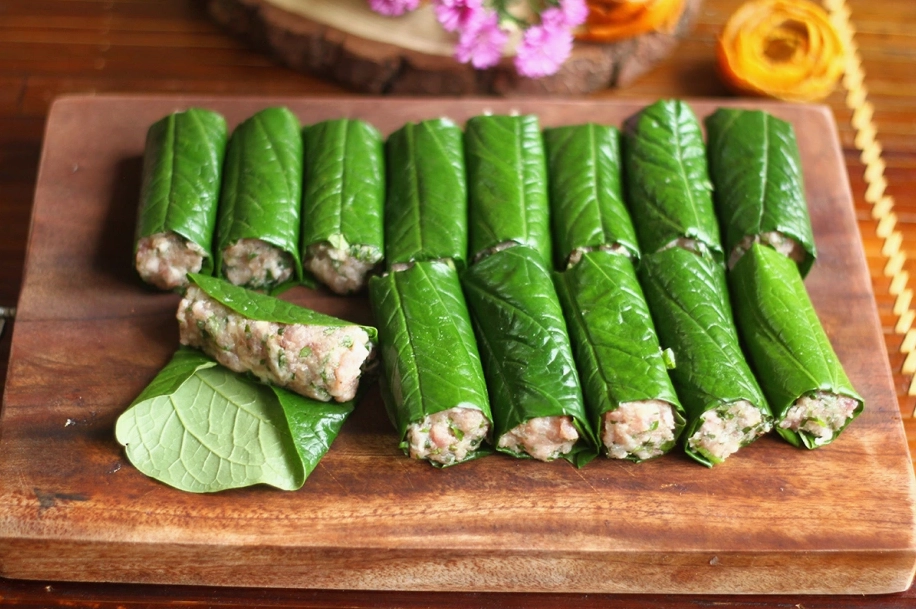 Chiên chả lá lốt trong chảo dầu nóng