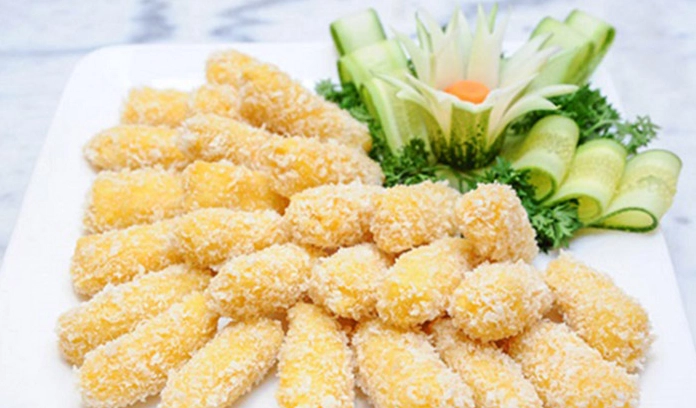 Chiên chả rươi vàng đều hai mặt trên chảo dầu nóng