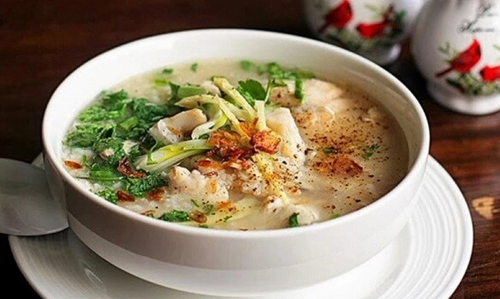 Chiên chân gà ngập dầu đến khi vàng ruộm