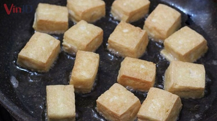 Chiên đậu hũ vàng giòn các mặt trên chảo dầu nóng